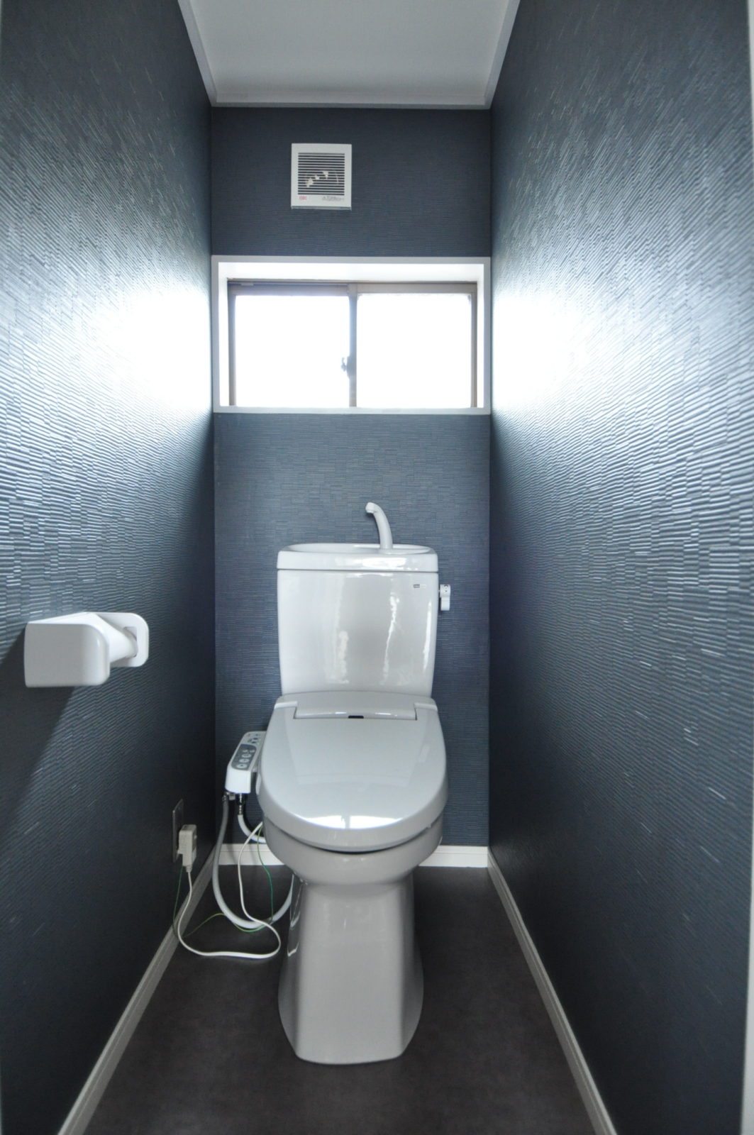 【トイレ】壁紙、床をフロアタイルに変え、ウォシュレットトイレに取り換えました。